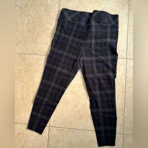 Plus size, plaid pixie skinny pants from Torrid. Size: 2R (18-20)